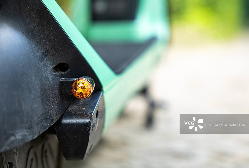 电动滑板车上的转向灯图片素材