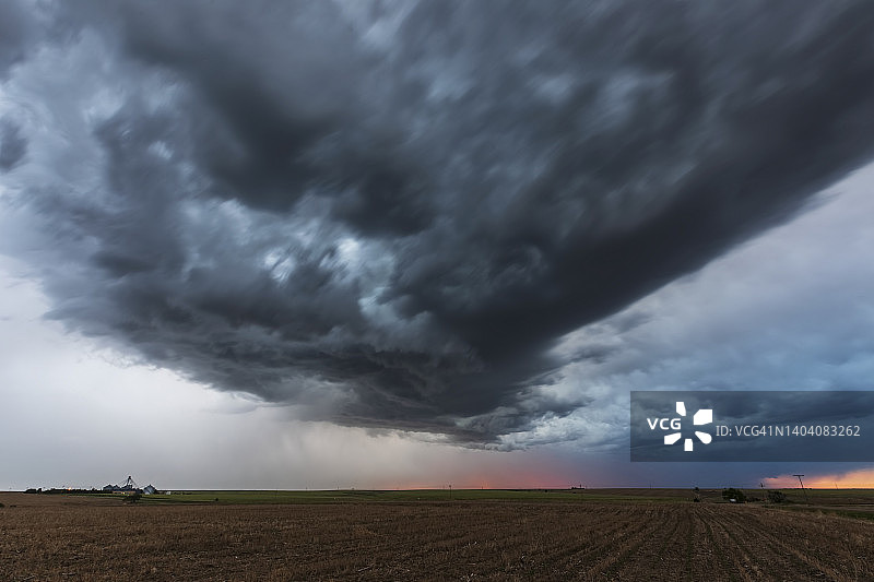 日落时分形成的暴风雨系统图片素材