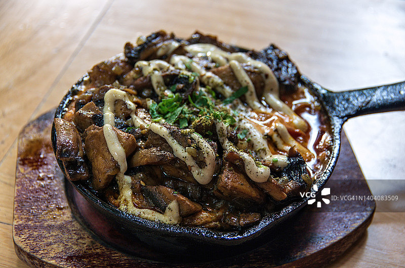 木制砧板上搭配溏心蛋和炒蘑菇的北非蛋图片素材