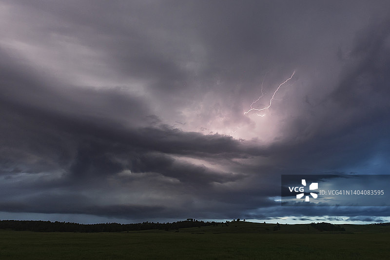闪电风暴临近图片素材