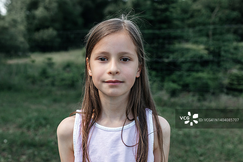 街头棕色眼长发女孩肖像，认真看向镜头的儿童图片素材