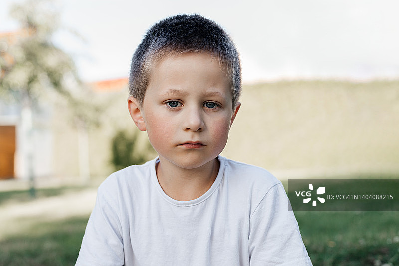 大自然中七岁男孩的肖像图片素材