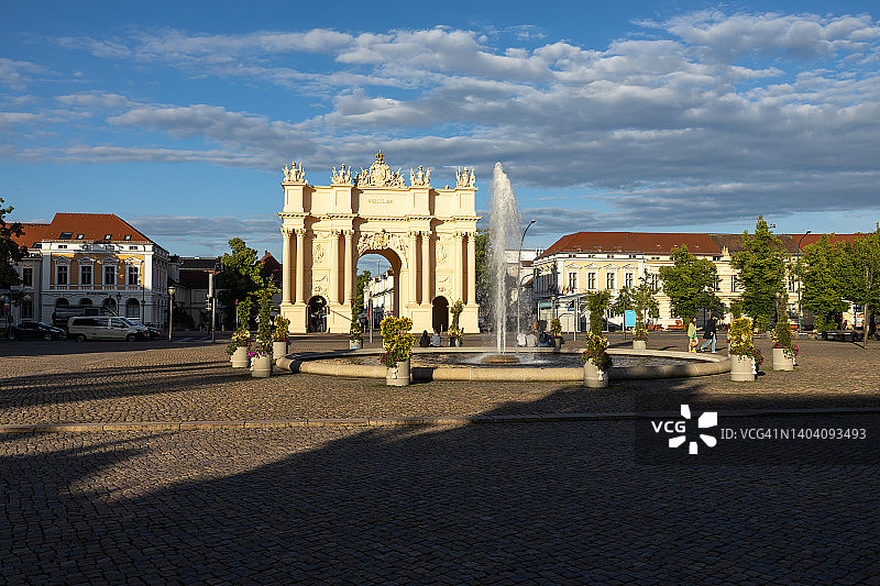 勃兰登堡门和路易森广场（波茨坦/勃兰登堡，德国）图片素材