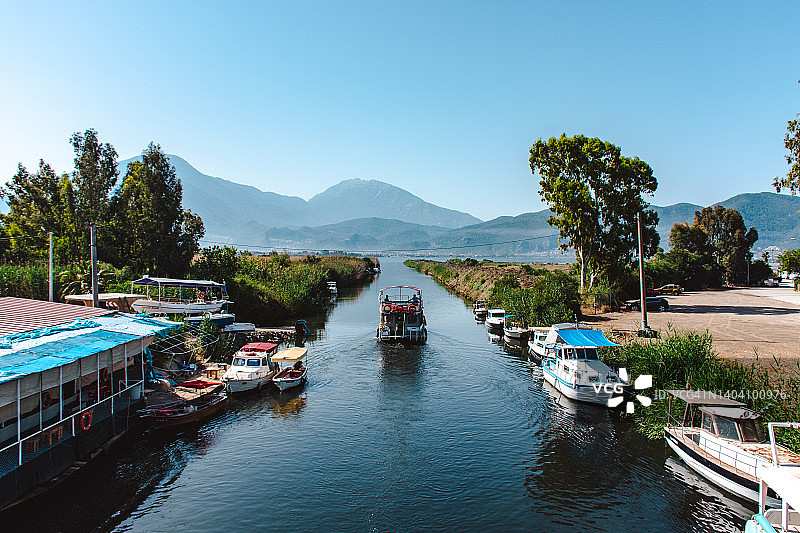 水渠中行驶的船只图片素材