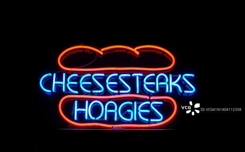 黑色背景上的芝士牛排和潜艇三明治霓虹灯标志图片素材