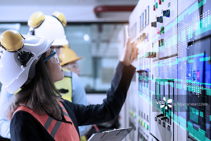 工程师在变电站配电盘工作图片素材