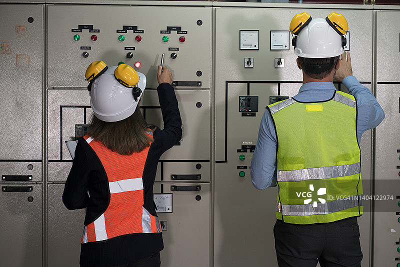 工程师在变电站配电盘工作图片素材