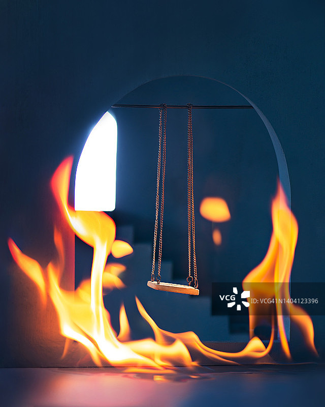燃烧房间内的秋千：宁静与焦虑的静物图片素材