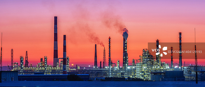 黄昏时分的石油化工厂图片素材