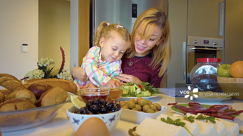 母亲和女儿在厨房里图片素材