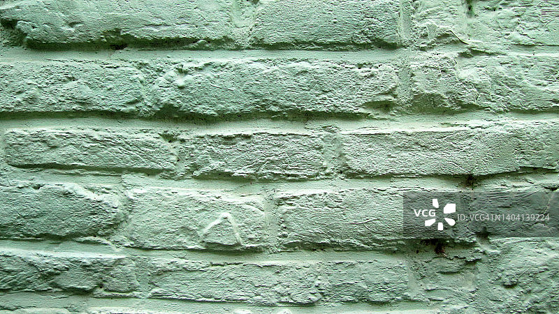 布鲁塞尔的乡村砖墙上浅绿色做旧油漆图片素材
