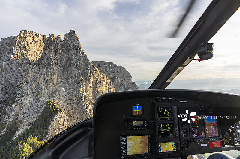 从直升机上俯瞰南蒂罗尔的多洛米蒂山峰图片素材