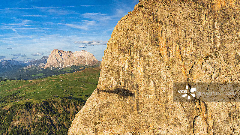 直升机飞越日落时多洛米蒂山脉的阴影图片素材