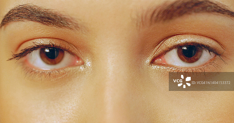 棕色女性眼睛特写：完美肌肤女性凝视镜头图片素材