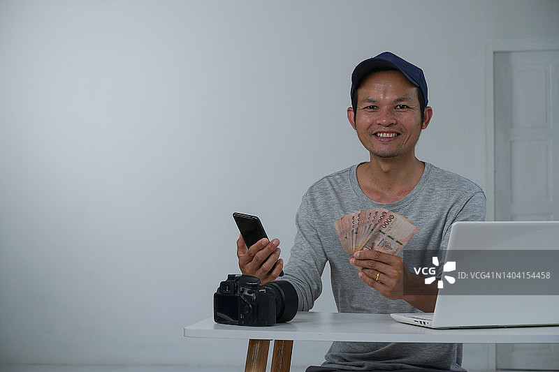 自由摄影师贷款获得资金，扩大业务感到非常高兴图片素材