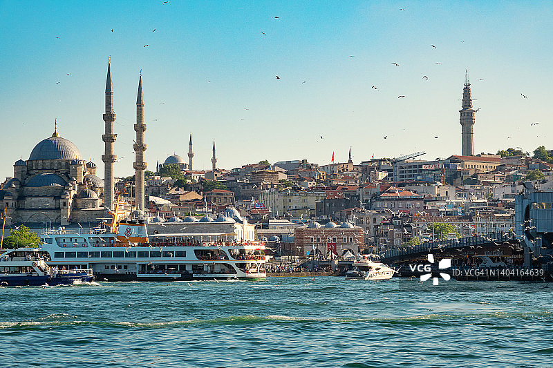 伊斯坦布尔城市风光：船只、海鸥与苏莱曼尼耶清真寺，老城区彩色建筑，埃米诺努渡轮码头，加拉塔桥视角图片素材