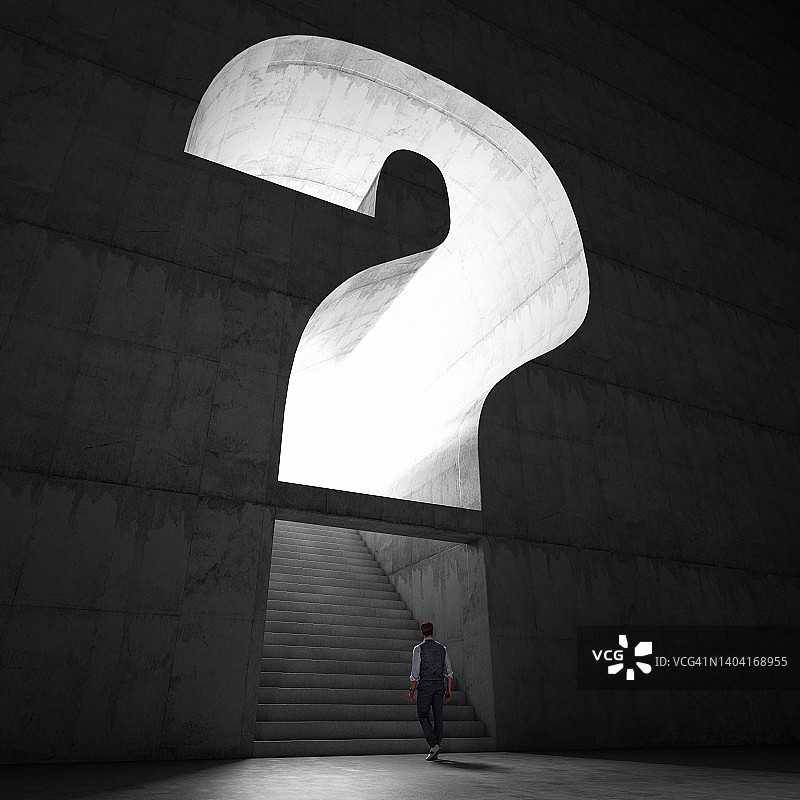 男子进入带有楼梯的问号形状房间图片素材