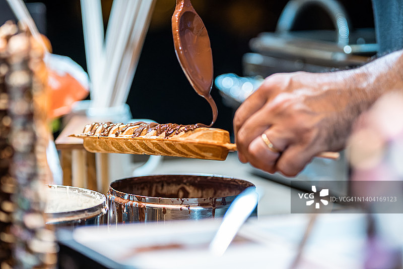 街头食品餐车中的手工华夫饼机图片素材