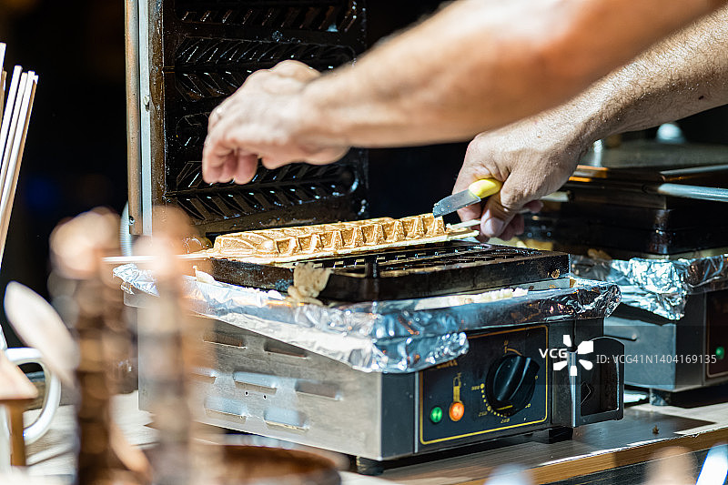 街头食品餐车中的手工华夫饼机图片素材
