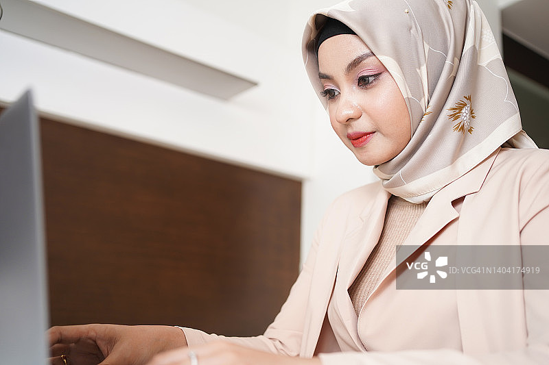 亚洲穆斯林女商人办公室工作场景图片素材