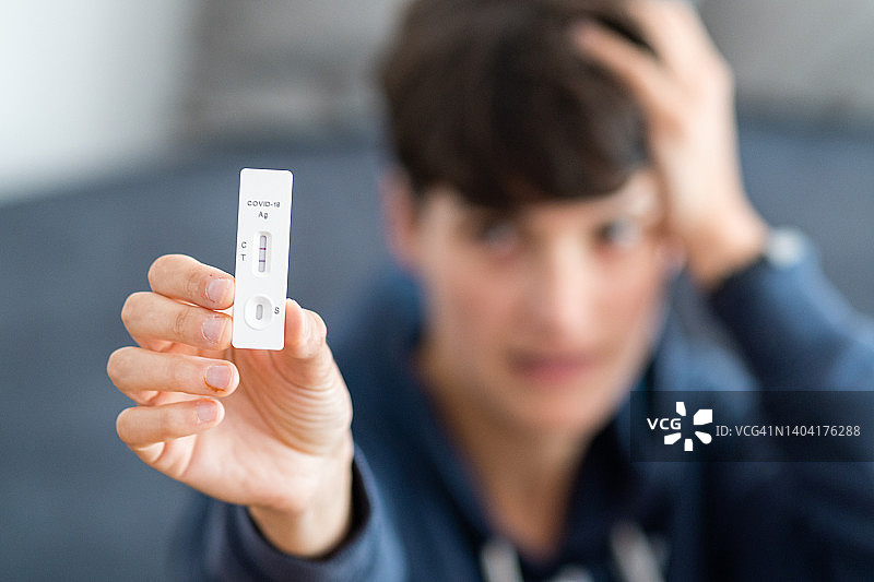 看到新冠病毒抗原检测呈阳性后焦虑的女人图片素材