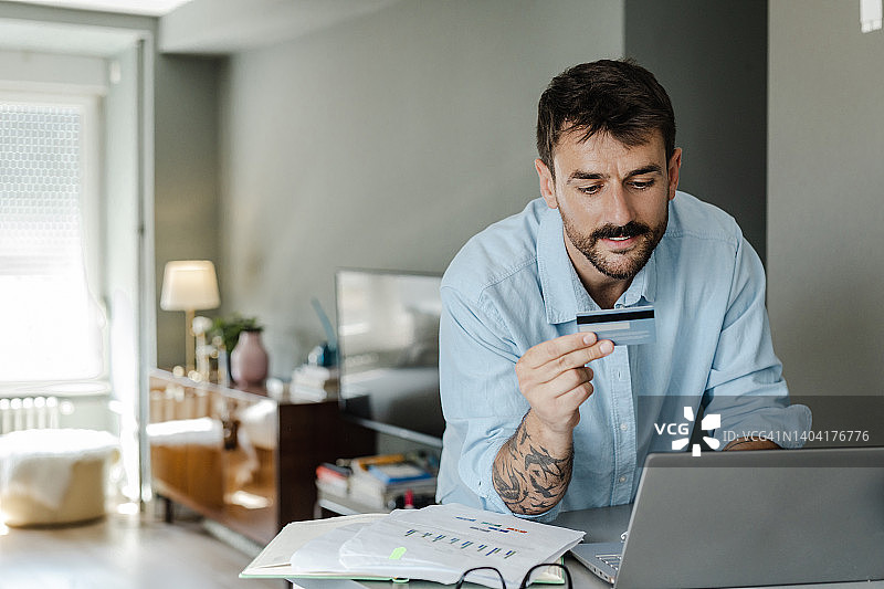 年轻男子在家网上购物图片素材