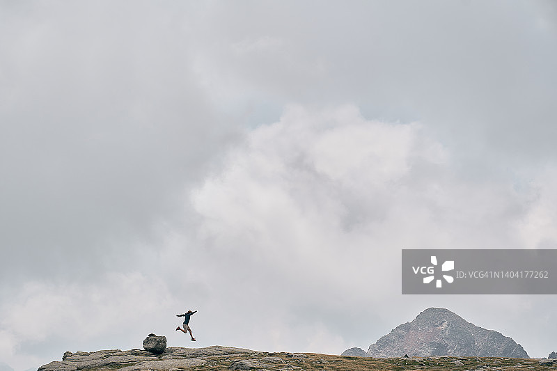 女人在阿尔卑斯山上越野跑图片素材