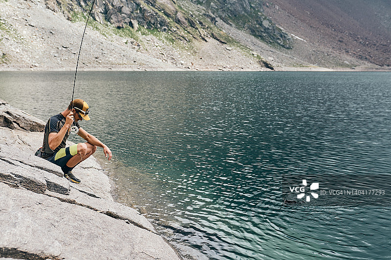 在意大利阿尔卑斯湖泊中捕捞北极炭鱼的淡水钓鱼图片素材