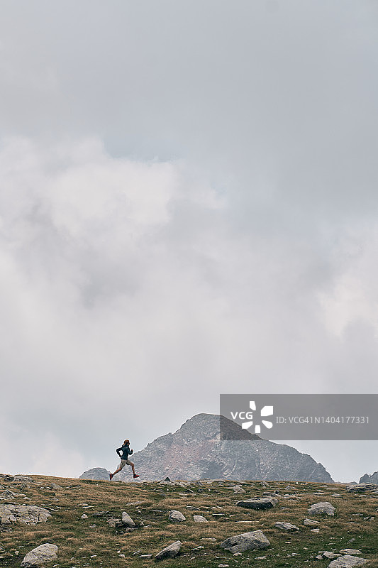 女人在阿尔卑斯山上越野跑图片素材