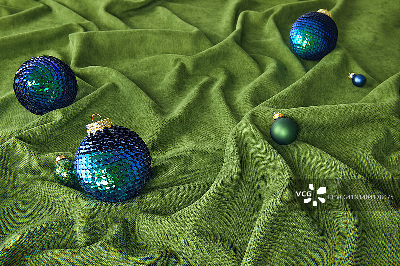 深蓝色圣诞饰品绿色丝绒静物背景图片素材