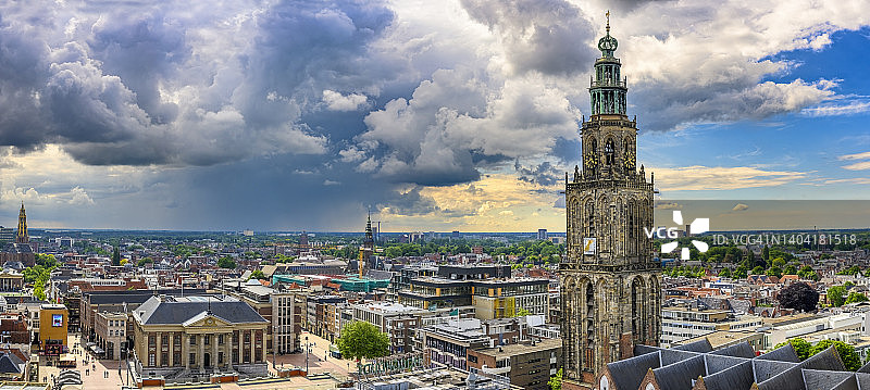 格罗宁根城市天际线全景，上方是引人注目的天空图片素材