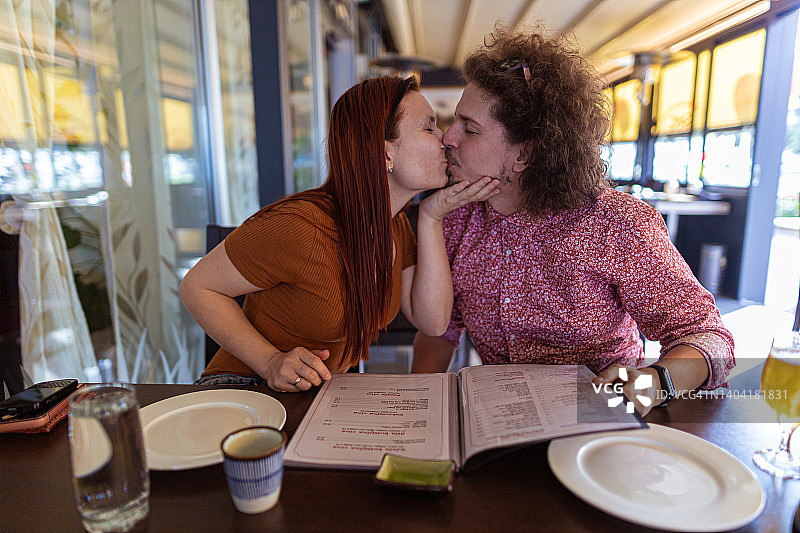 年轻的情侣亲吻图片素材