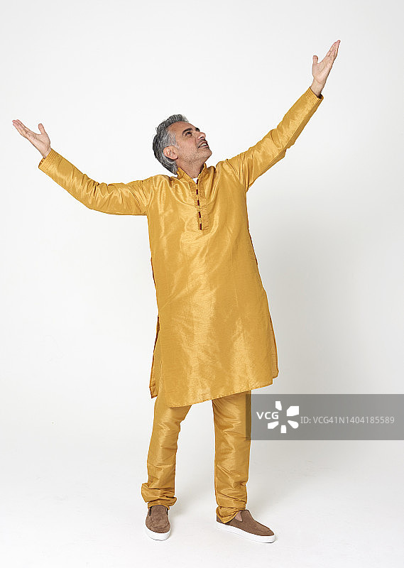 中年男人身穿库尔塔图片素材