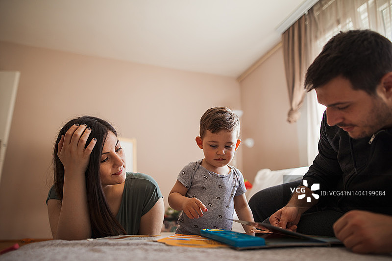 一起为孩子们读书的年轻家庭图片素材