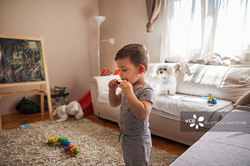 男婴演奏口琴图片素材