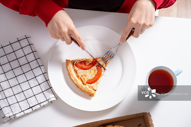 意大利披萨，外卖盒装，女人取食玛格丽特图片素材