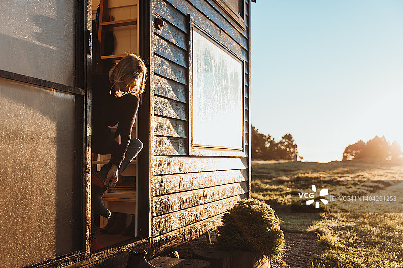 年长的女性在她的迷你屋里开始新的一天图片素材