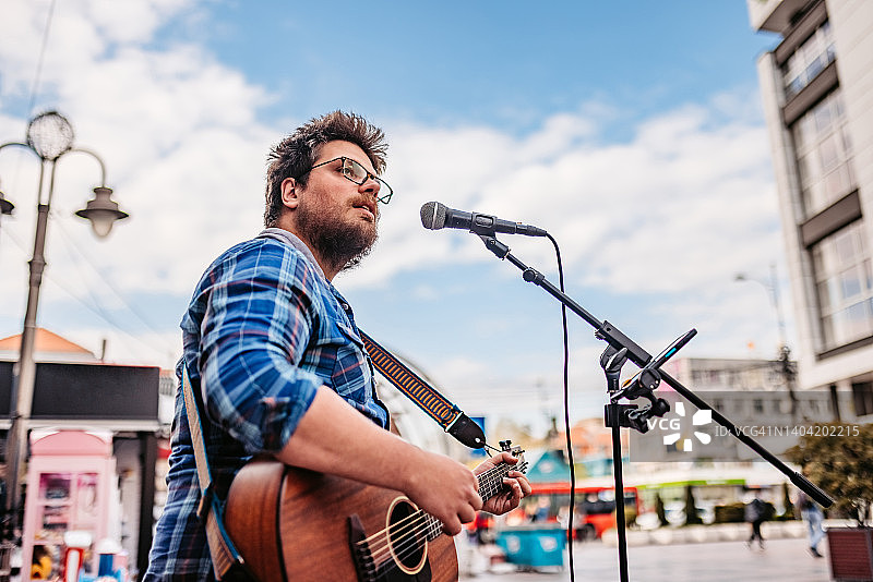 城市广场上的吉他演奏者图片素材