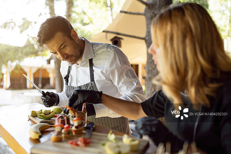 厨师准备和安排宴会用小吃，餐饮公司承办活动图片素材