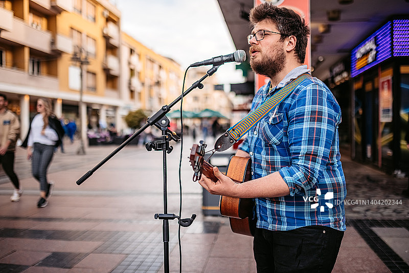 城市广场上的吉他演奏者图片素材