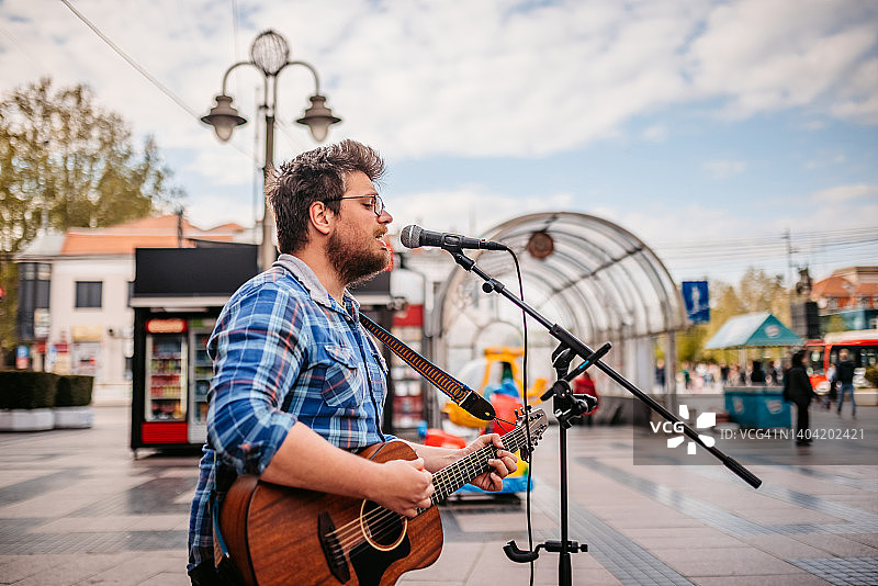 城市广场上的吉他演奏者图片素材