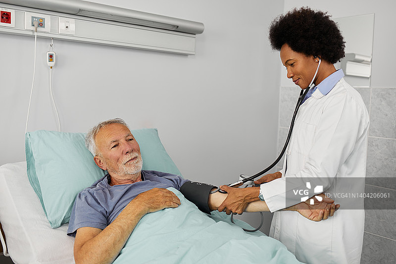 一位女医生在医院为病人检查血压图片素材