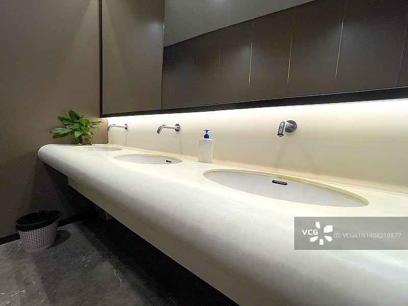 浴室里的盥洗台图片素材