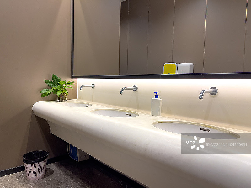 浴室里的盥洗台图片素材