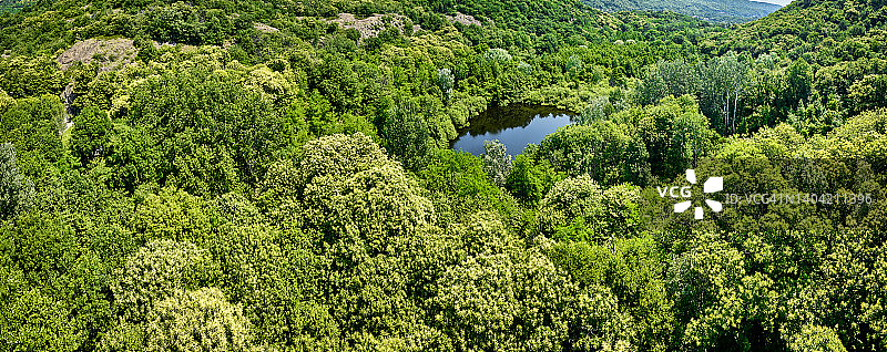 意大利皮埃蒙特森林湖泊图片素材