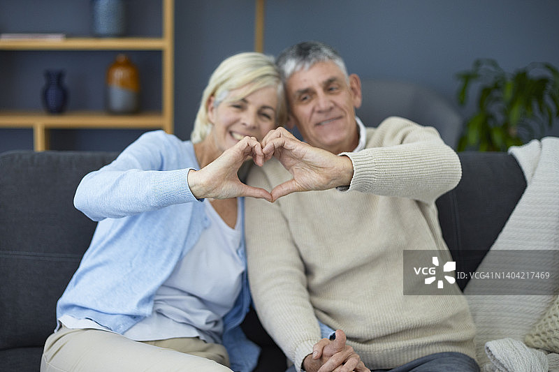 可爱的老夫妇用手比心图片素材