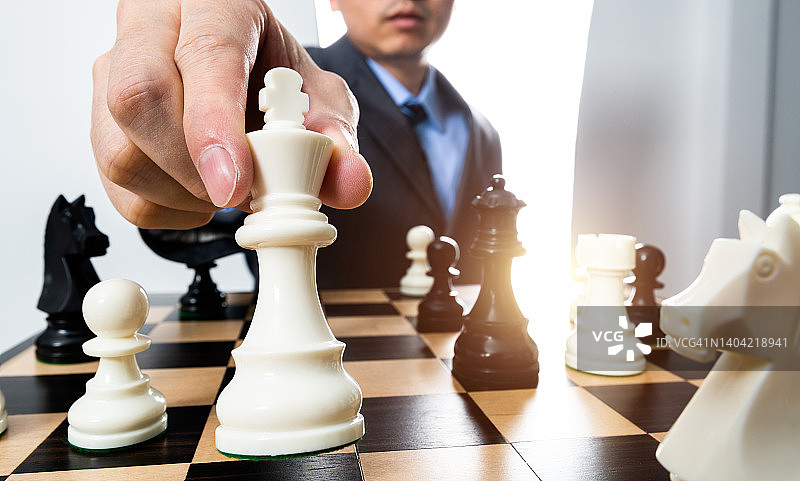 商人手持国际象棋棋子图片素材