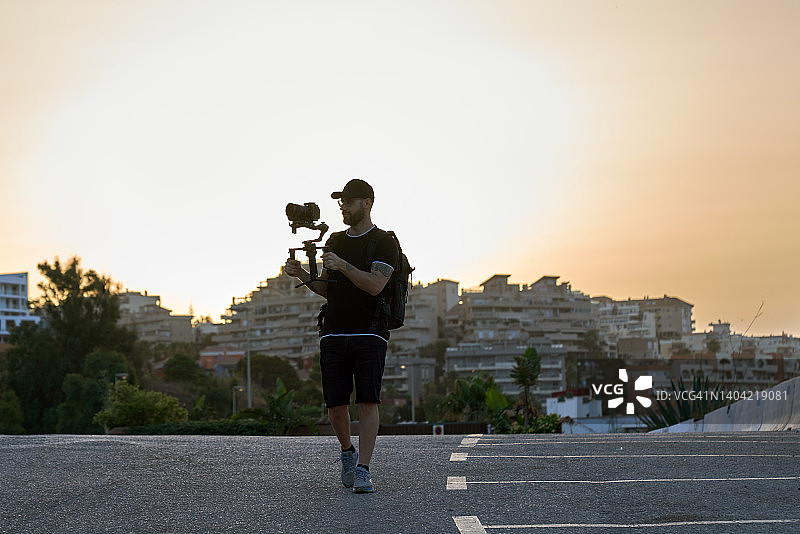 摄像师在户外使用稳定器工作图片素材