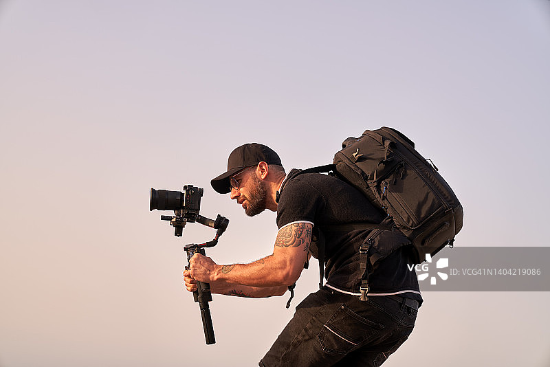 摄像师在户外使用稳定器工作图片素材