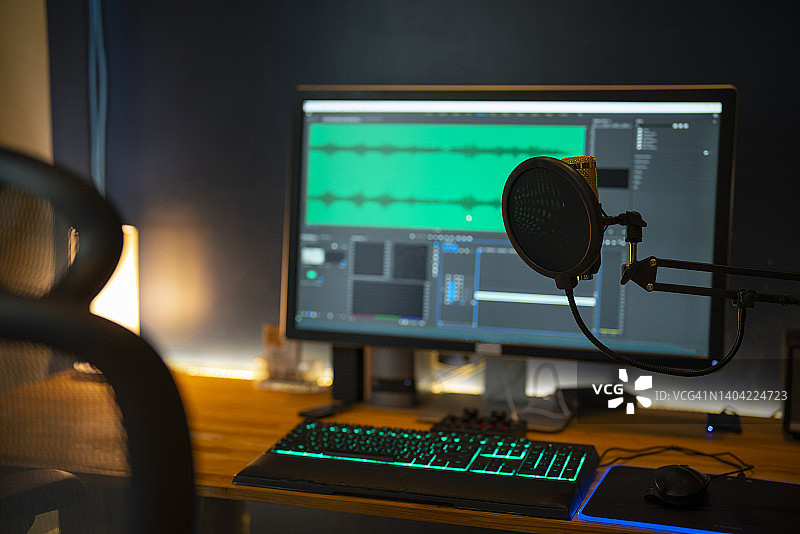 电脑显示器背景上的麦克风图片素材